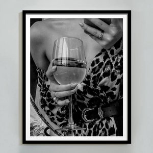 ワインを飲む女性のプリント、バーカートのウォールアート、白黒、高級ファッションプリント、デザイナーウォールアート、ヴィンテージバーの装飾、デジタルダウンロード
