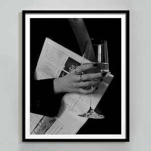 新聞を読む女性のプリント、ワインポスター、白黒、高級ファッション写真、アルコール入りウォールアート、バーカートの装飾、デジタルダウンロード