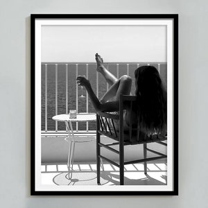 ビーチでワインを飲む女性のプリント、バーカートのポスター、白黒、ビンテージ写真、ファッションウォールアート、印刷可能なHypebeastルームデコレーション
