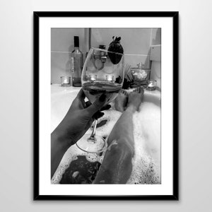 バスタブでワインを飲む女性のプリント、フェミニストポスター、白黒、ウォールアート、バーカートプリント、女の子のバスルーム装飾、デジタルダウンロード