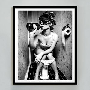 バスルームでワインを飲む女性のプリント、フェミニストポスター、白黒、トレンディなバーカートのウォールアート、女の子のバスルームの装飾、デジタルダウンロード