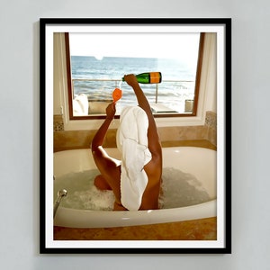 Vrouw drinkt wijn in bad print, barwagen kunst aan de muur, Hypebeast poster, meisjes badkamer decor, digitale download, afdrukbare trendy muurkunst