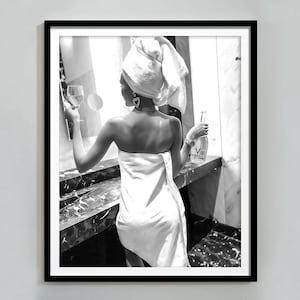 バスルームでワインを飲む女性のポスター、バーカートのプリント、白黒、印刷可能なファッションウォールアート、フェミニストポスター、女の子のバスルームの装飾
