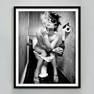 バスルームでワインを飲む女性のポスター、バーカートプリント、白黒、トレンディなウォールアート、女の子のバスルームの装飾、印刷可能、デジタルダウンロード