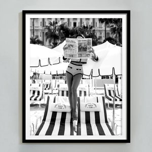 Impresión de mujer leyendo periódico, blanco y negro, fotografía de playa, póster vintage, arte de pared de moda de lujo, póster de verano, descarga digital
