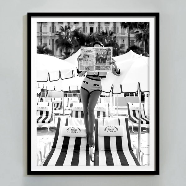 Mujer leyendo periódico impreso, blanco y negro, fotografía de playa, cartel vintage, arte de pared de moda de lujo, cartel de verano, descarga digital