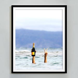 ビーチでワインを飲む女性のプリント、フェミニストポスター、バーカートプリント、トレンディなウォールアート、ティーンの女の子の部屋の装飾、カクテルウォールアート、デジタルダウンロード