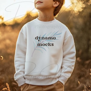Maqueta de sudadera para niños, maqueta de Gildan 18000b blanca para jóvenes, maqueta de camiseta para niños con estilo bohemio moderno