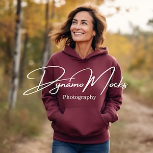 Kastanienbraun Gildan 18500 Mockup | Kastanienbraun Hoodie Mockup | Weibliches Sweatshirt MockUp | Diverse Frauen | Oversize Trendy Ästhetik