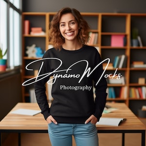 Lehrer Mockup | Gildan 18000 Mockup Schwarzes Rundhals-Sweatshirt | Lehrerin | Kunst Mathe-Wissenschafts-Lehrer | Zurück zu Schule Mockup