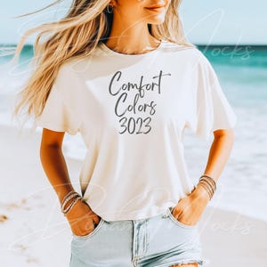 Elfenbein Boxy Tee Komfort Farben Mockup, Elfenbein 3023CL Mockup, Strand Mockup, weibliches Modell Mock, Boho Ästhetik, Boxy Tee Mockup
