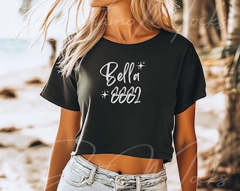 Bella Canvas 8882 モックアップ、ブラック クロップトップ モックアップ、ブラック クロップド フローイ T シャツ モックアップ、ブラック B8882 クロップド シャツ、ビーチ モックアップ