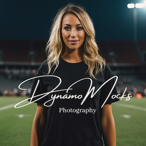 以下が含まれることがあります： 白い筆記体で「Dynamo Mocks Photography」と書かれた黒いTシャツを着た女性
