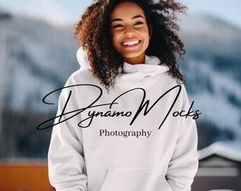 Weißer Gildan 18500 Mockup | Weißer Hoodie Mockup | Weibliches Sweatshirt Winter Mockup | Diverse Frauen | Oversize Trendy Ästhetik
