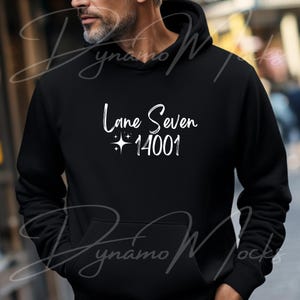 Könnte beinhalten: Schwarzer Kapuzenpullover mit weißem Text "Lane Seven 14001" und zwei kleinen weißen Sternen.
