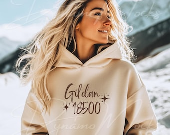 Sand Gildan 18500 Mockup | Sand Hoodie Mockup | Weibliches Sweatshirt Winter Mockup | Diverse Frauen | Oversize Trendy Ästhetik
