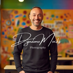 Lehrer Mockup | Gildan 18000 Mockup Schwarzes Rundhals-Sweatshirt | Männlicher Schullehrer | Kunst Mathe-Wissenschafts-Lehrer | Zurück zu Schule Mockup