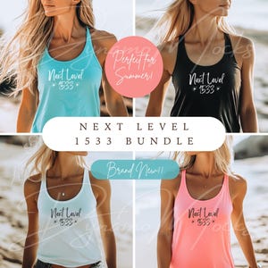 Puede incluir: Cuatro camisetas de tirantes con el texto "Next Level *1533*" impreso en ellas. Las camisetas de tirantes son de cuatro colores diferentes: azul claro, negro, blanco y rosa.