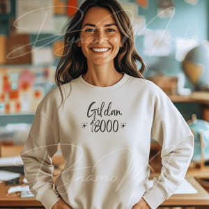 Lehrer Mockup | Gildan 18000 Mockup Sand Rundhalsausschnitt Sweatshirt | Lehrerin | Kunst Mathe-Wissenschafts-Lehrer | Zurück zu Schule Mockup