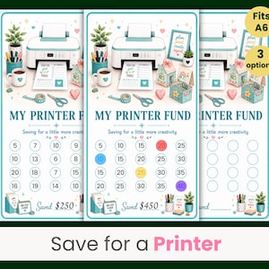 Può includere: Tre tracker di risparmio stampabili intitolati My Printer Fund con il sottotitolo Saving for a little more creativity. I fogli presentano illustrazioni di una stampante, forniture da scrivania e cerchi numerati per monitorare i progressi, con opzioni per 250 $, 450 $ e una versione vuota. Adatto al formato A6.