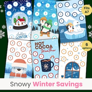 Può includere: Sei schede di bingo stampabili a tema invernale con diverse immagini e numeri. Le schede presentano un pupazzo di neve, un pinguino, una tricheca, una tazza di cioccolata calda, una palla di neve e una finestra con fiocchi di neve. Il testo "Snowy Winter Savings" è in fondo alle schede.