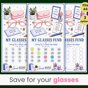 Op de afbeelding: Een set van drie printbare spaartrackers getiteld My Glasses Fund, geïllustreerd met een roze bril, een roze etui, een kamerplant en briefpapier. De trackers bevatten genummerde cirkels om de voortgang bij te houden, waarbij sommige cirkels geel, groen, roze en blauw zijn gemarkeerd, en tekst met spaardoelen van $200 en $450.