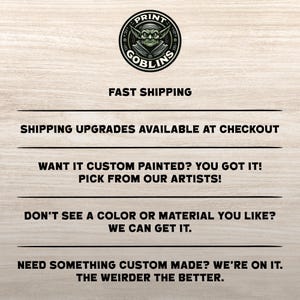 Puede incluir: Logotipo circular con una cara de duende verde y las palabras "PRINT GOBLINS" en un c&iacute;rculo negro. Debajo del logotipo, el texto dice "FAST SHIPPING", "SHIPPING UPGRADES AVAILABLE AT CHECKOUT", "WANT IT CUSTOM PAINTED? YOU GOT IT! PICK FROM OUR ARTISTS!", "DON'T SEE A COLOR OR MATERIAL YOU LIKE? WE CAN GET IT.", y "NEED SOMETHING CUSTOM MADE? WE'RE ON IT. THE WEIRDER THE BETTER."