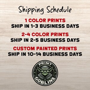 Puede incluir: Imagen de un calendario de env&iacute;o con texto en negro y rojo. El texto detalla los tiempos de env&iacute;o para diferentes tipos de impresiones: 1-3, 2-5 y 10-14 d&iacute;as h&aacute;biles. Un logotipo circular con un duende verde est&aacute; en la parte inferior.