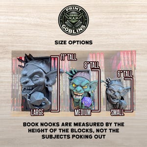 Puede incluir: Tres sujetalibros con tem&aacute;tica de duendes en varios tama&ntilde;os: grande (28 cm de alto), mediano (20 cm de alto) y peque&ntilde;o (15 cm de alto). Cada uno presenta una cara de duende y sostiene un dado. El logotipo "Print Goblins" est&aacute; arriba.