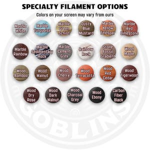 Puede incluir: Imagen de producto que muestra una variedad de opciones de filamentos especiales. La imagen muestra una disposici&oacute;n circular de muestras de color, cada una etiquetada con un nombre &uacute;nico como "Marble White", "Wood Cherry" y "Carbon Fiber Black". El texto "SPECIALTY FILAMENT OPTIONS" est&aacute; en la parte superior.