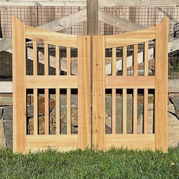 Puerta exterior doble festoneada de cedro con balaustres