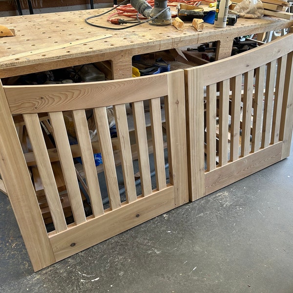 Puerta exterior de cedro con doble borde festoneado y balaustres anchos.