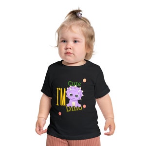 This black children’s T-shirt features an adorable baby dinosaur design . Made from high-quality material and with short sleeves, this shirt is perfect for active and enthusiastic little ones. Add a cheerful touch to your child’s wardrobe.