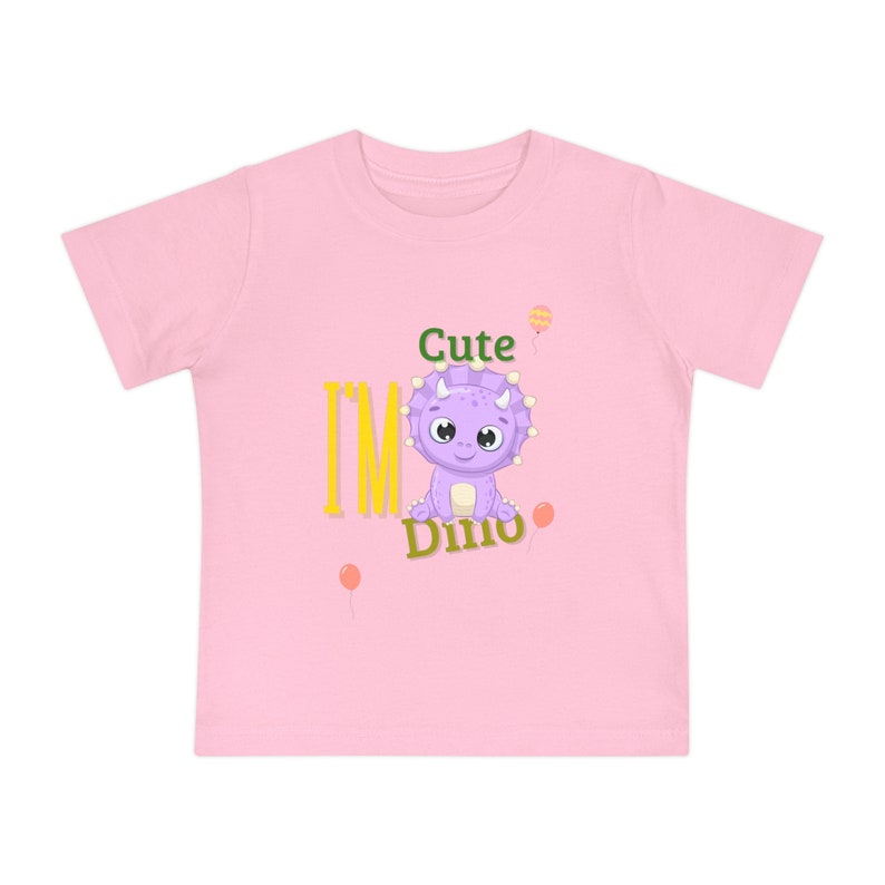 This pink children’s T-shirt features an adorable baby dinosaur design . Made from high-quality material and with short sleeves, this shirt is perfect for active and enthusiastic little ones. Add a cheerful touch to your child’s wardrobe.