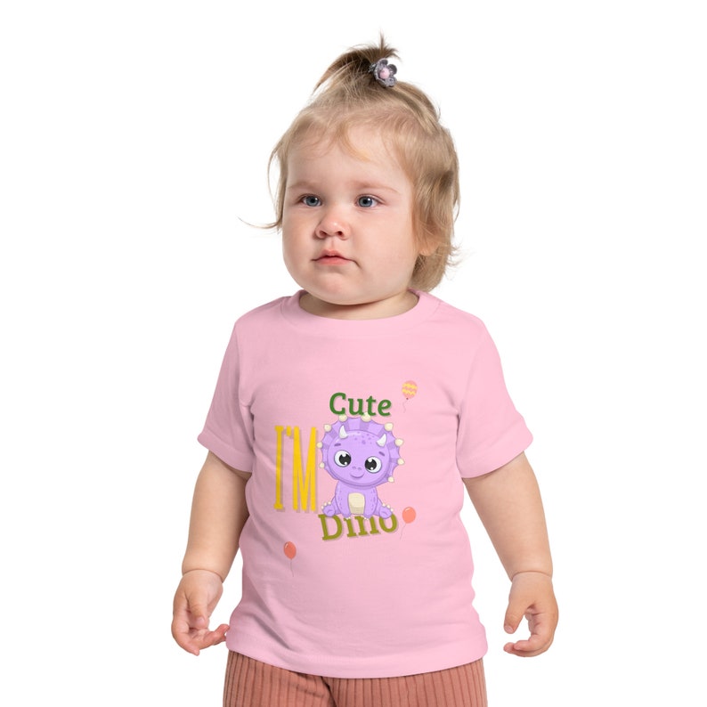This pink children’s T-shirt features an adorable baby dinosaur design . Made from high-quality material and with short sleeves, this shirt is perfect for active and enthusiastic little ones. Add a cheerful touch to your child’s wardrobe.