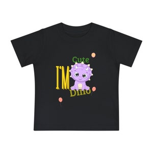 This Black children’s T-shirt features an adorable baby dinosaur design . Made from high-quality material and with short sleeves, this shirt is perfect for active and enthusiastic little ones. Add a cheerful touch to your child’s wardrobe.