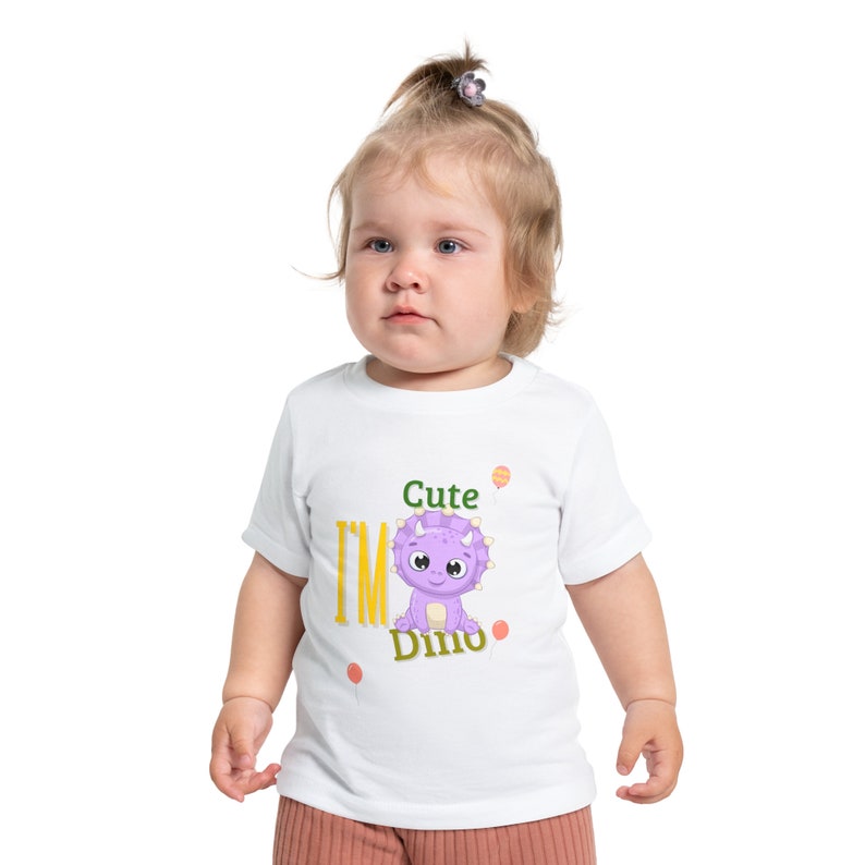 This white children’s T-shirt features an adorable baby dinosaur design . Made from high-quality material and with short sleeves, this shirt is perfect for active and enthusiastic little ones. Add a cheerful touch to your child’s wardrobe.