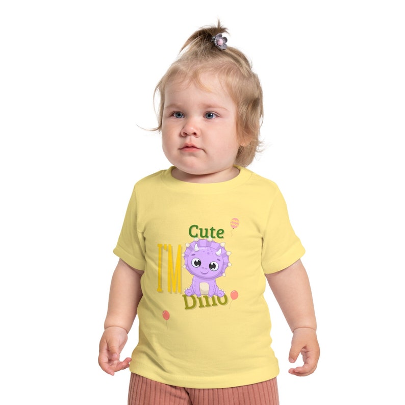 This yellow children’s T-shirt features an adorable baby dinosaur design . Made from high-quality material and with short sleeves, this shirt is perfect for active and enthusiastic little ones. Add a cheerful touch to your child’s wardrobe.