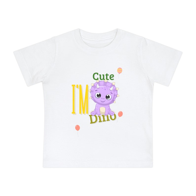 This white children’s T-shirt features an adorable baby dinosaur design . Made from high-quality material and with short sleeves, this shirt is perfect for active and enthusiastic little ones. Add a cheerful touch to your child’s wardrobe.