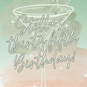 Puede incluir: Un fondo de acuarela verde y rosa con un contorno blanco de una copa de martini. El texto "Stella's thirty fifth birthday!" está escrito en cursiva en la imagen.
