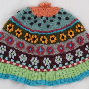 Bonnet pour tout-petit en laine tricoté à la main - Motif floral péruvien