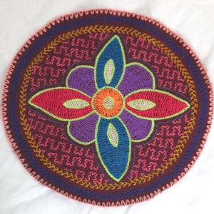 Shipibo met de hand geborduurd rond altaarkleed, geometrische Kené, Shipibo Konibo-textiel, borduursel ayahuaskaceremonie, wandtapijt altaar