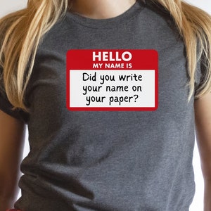 Haben Sie Ihren Namen auf Ihr Papier-Shirt geschrieben?
