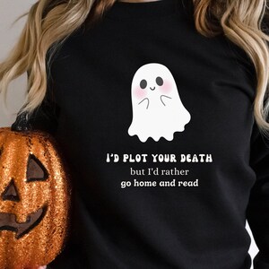 Op de afbeelding: Zwart sweatshirt met een witte geestenprint en de tekst "Ik zou je dood plannen, maar ik zou liever naar huis gaan en lezen".