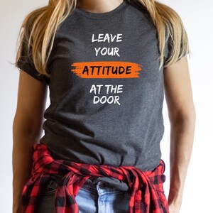 Laat je houding achter shirt, grappig shirt voor leraar, cadeau leraar, T-shirt met gezegden voor leraren, T-shirt voor leraar, T-shirt voor leraar middelbare school