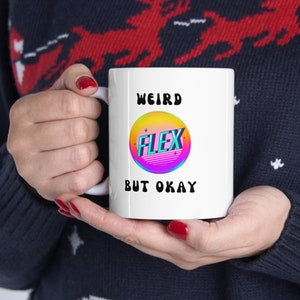 Puede incluir: Taza de cerámica blanca con un gráfico colorido que dice "Weird Flex But Okay".