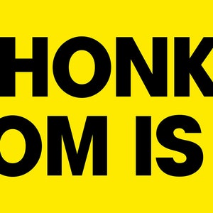 Op de afbeelding: Gele achtergrond met zwarte tekst die "DON'T HONK AT ME MY MOM IS DEAD" zegt.