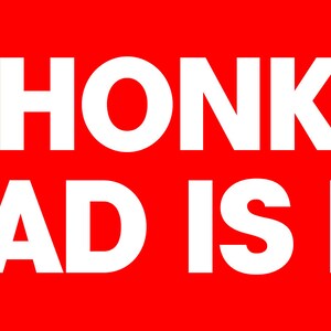 Peut inclure: Un autocollant de pare-chocs rouge et blanc avec le texte "DON'T HONK AT ME MY DAD IS DEAD".