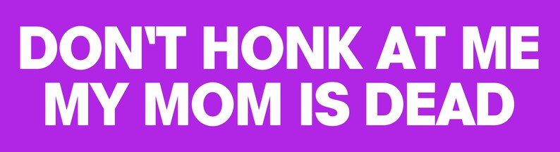 Op de afbeelding: Paarse achtergrond met witte tekst die "DON'T HONK AT ME MY MOM IS DEAD" zegt.