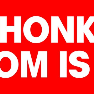 Op de afbeelding: Rode en witte bumper sticker met de tekst "DON'T HONK AT ME MY MOM IS DEAD".